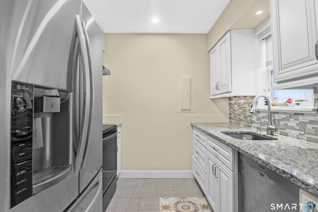 Building Photo - 14 1/2 Fairview Ave