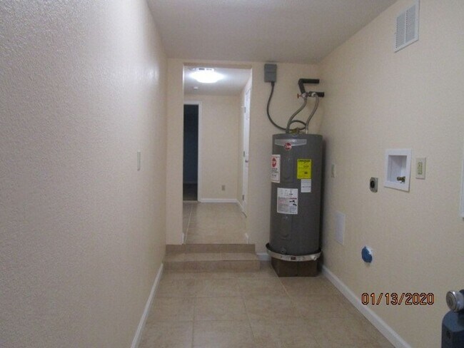 Building Photo - Deep Creek South