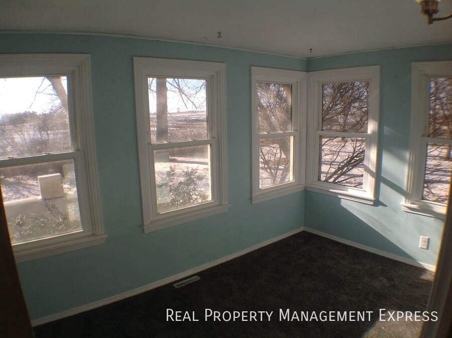 Building Photo - 3 Bedroom Acreage in Southeast Sioux Falls