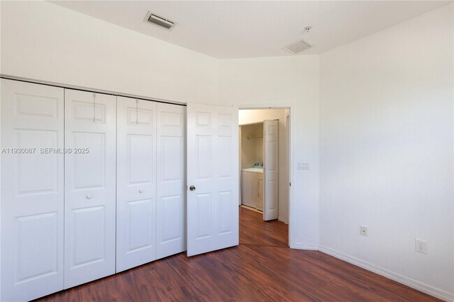 Building Photo - 1009 SW 144th Ave