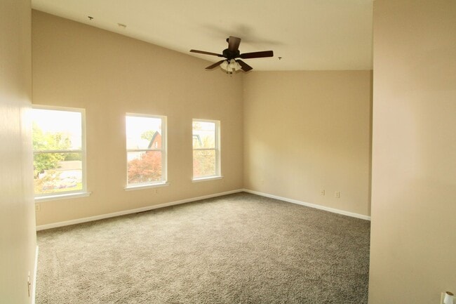 Building Photo - Spacious 3 Bedroom on 3rd St