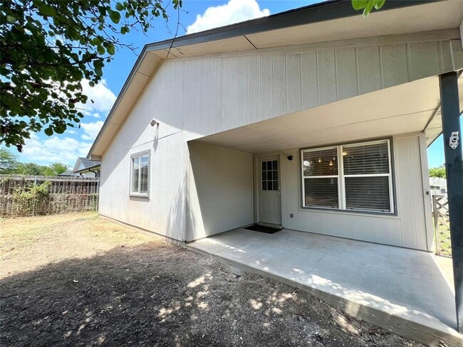 Building Photo - 1211 Saddle Dr