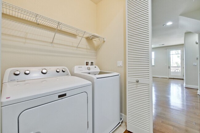 Building Photo - Excellent 4 Bed 2.5 Bath Town Home!