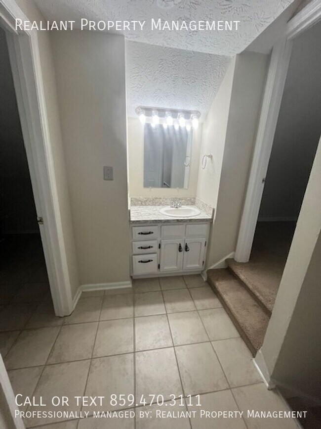 Building Photo - 457 Woodview Dr