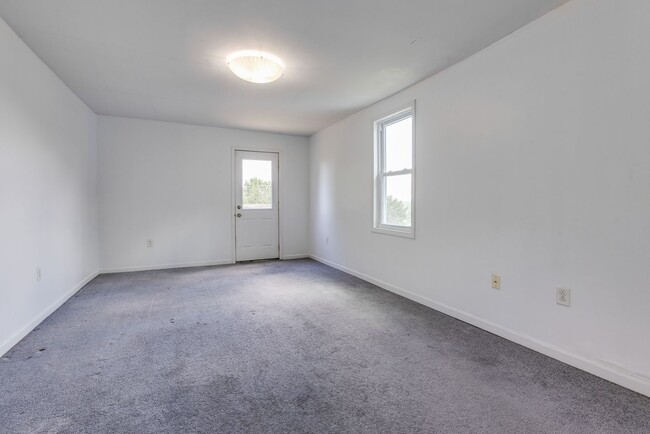 Building Photo - 2823 Cobden St