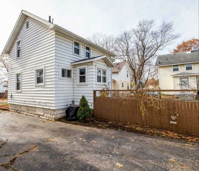 Building Photo - 1504 E North St