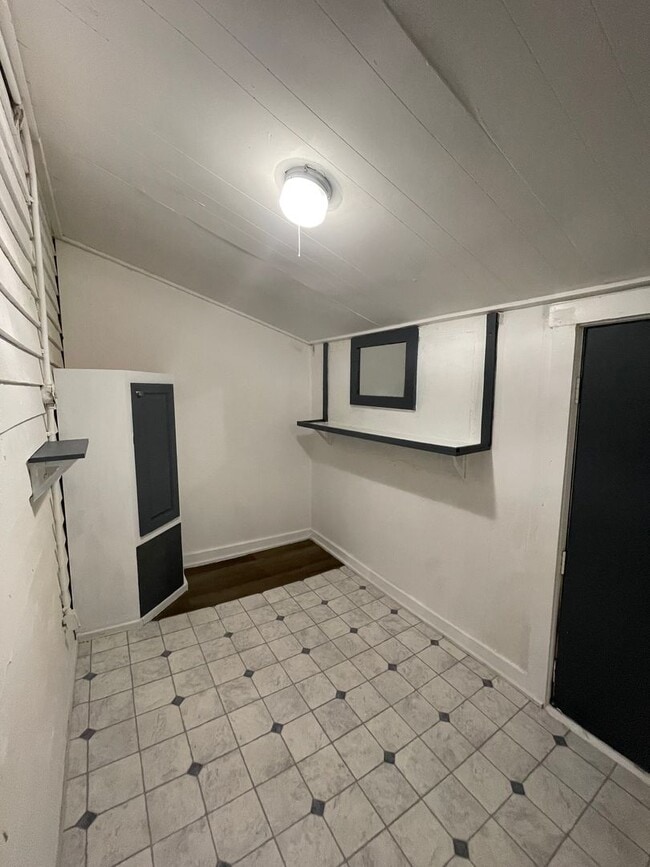 Building Photo - Two Bedroom, One Bath House!