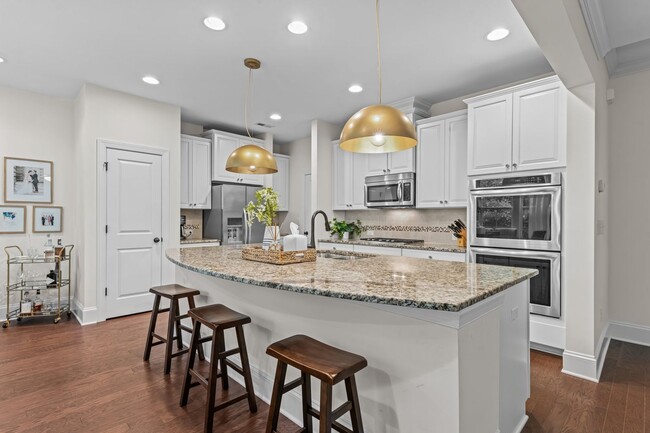 Building Photo - Gorgeous 3 Bedroom Townhome w/ Premium Fin...