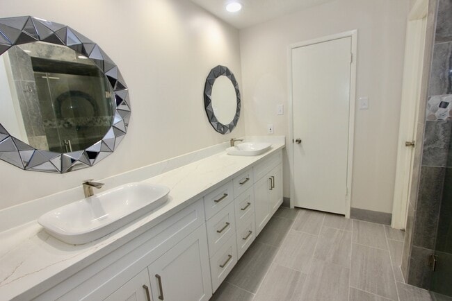 Building Photo - 3015 Green Fields Dr