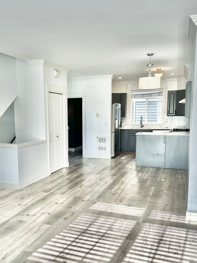 Building Photo - Modern 3 bedroom, 2.5 bathroom Townhome in Mapleleaf!