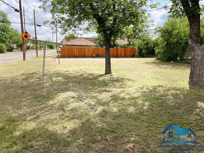 Building Photo - For Rent - 2 Bed/ 1 Bath Home