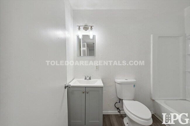 Building Photo - 2651 Consaul St