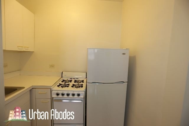 Building Photo - 546 W Wellington Ave