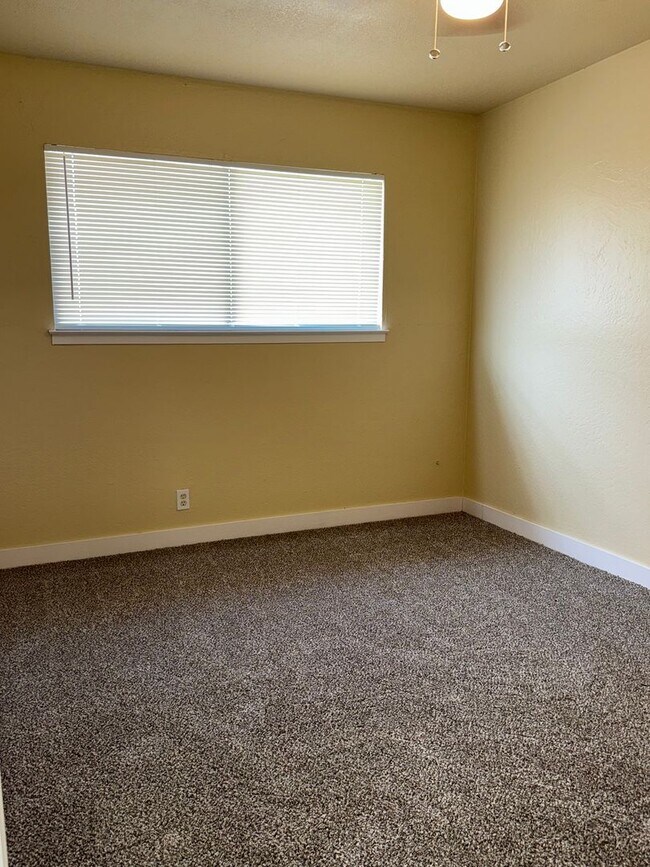 Building Photo - Cute 2 Bedroom