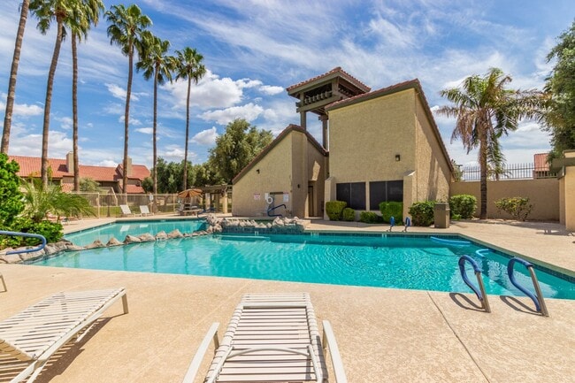 Building Photo - DOWNTOWN MESA APARTMENT!