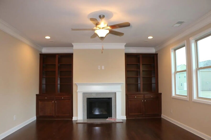Building Photo - 5565 Dooley Way