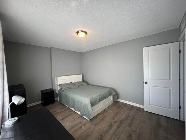 Building Photo - Adorable, Completely Furnished & Updated 2...