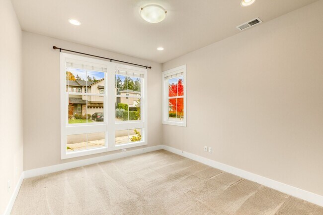 Building Photo - Gorgeous Tons of Upgrades 3 Bedroom Loft &...