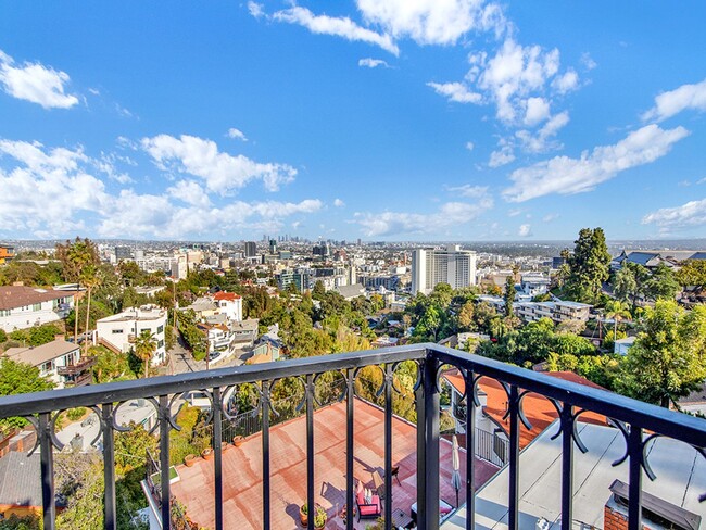 Building Photo - This Hollywood Home is a Must-See!