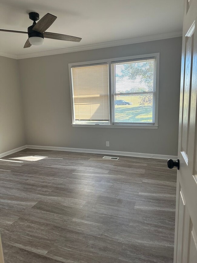 Building Photo - HOME AVALIABLE FOR RENT ON 2 ACRES!