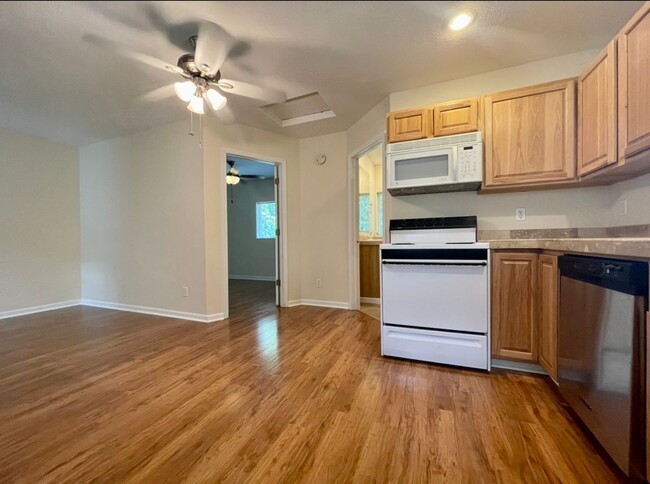 Building Photo - Spacious One Bedroom in Quiet 5 Plex with ...