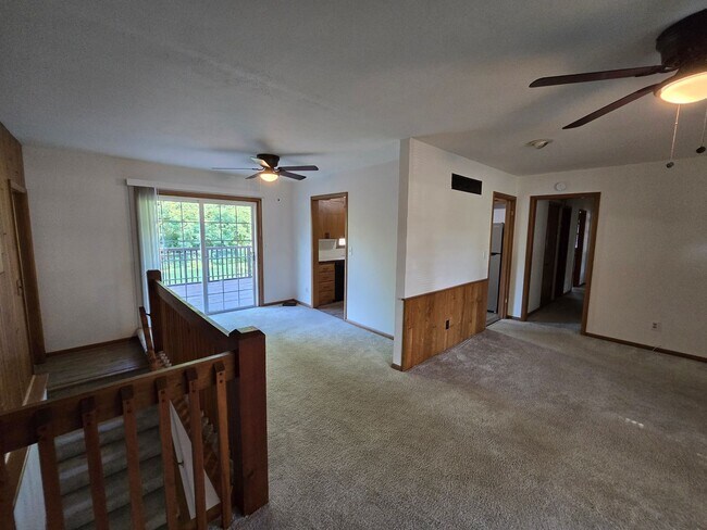 Building Photo - Beautiful 4 bedroom behind the Golf Coarse