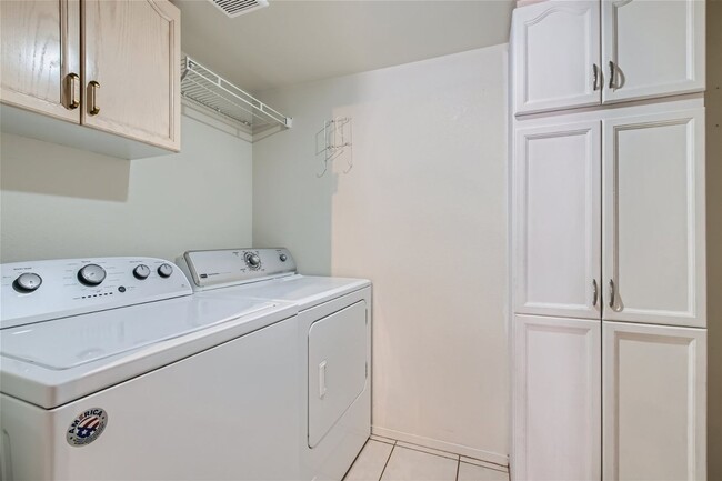 Building Photo - Gorgeous 2 Story Townhome Near Summerlin in Gated Community - (Ready April 1,2026)
