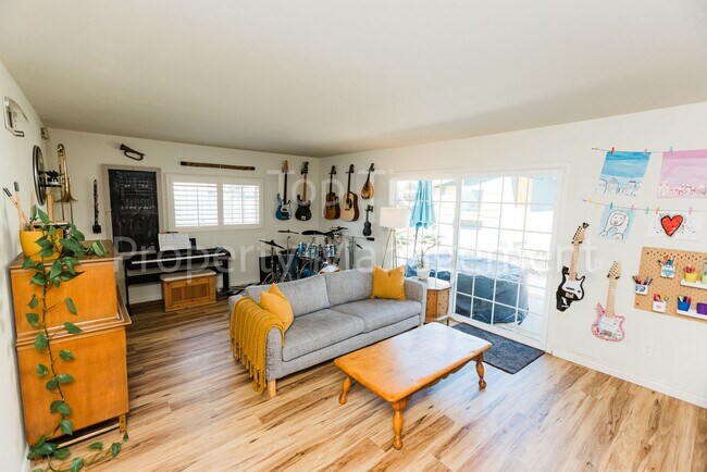 Building Photo - Beautifully Upgraded 3 Bed / 2 Bath Home –...