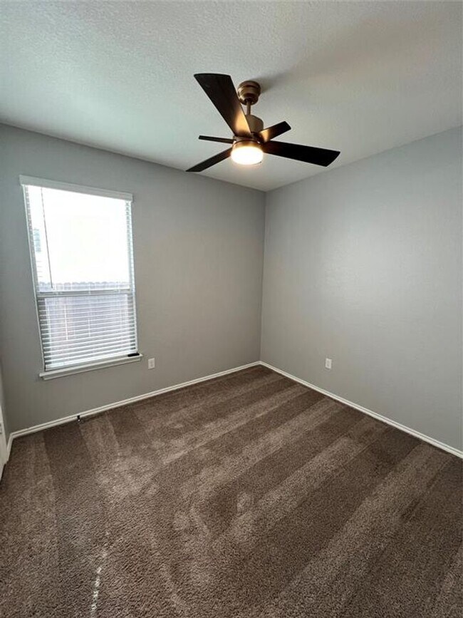 Building Photo - Del Valle Sundance Crossing / 4 bedrooms, ...