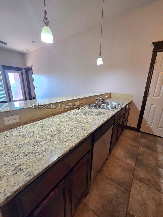 Building Photo - 2300 Starwood Wy