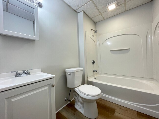 Building Photo - 16 Avon St