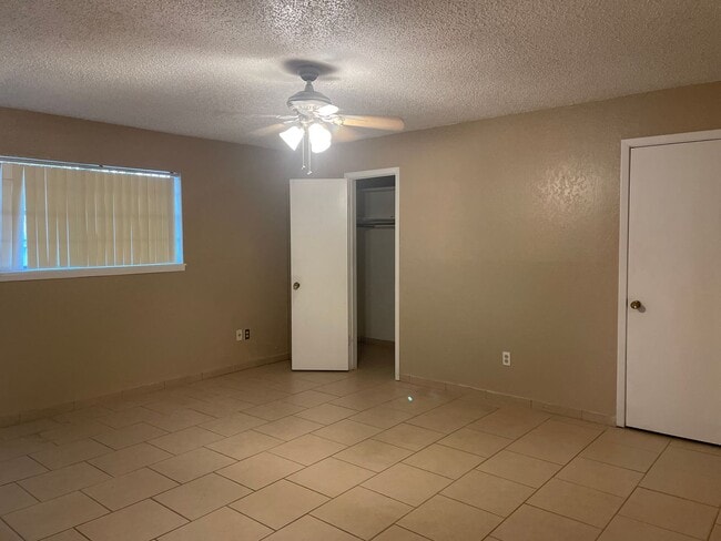 Building Photo - 2 Bedroom Duplex, 2 bath, carport