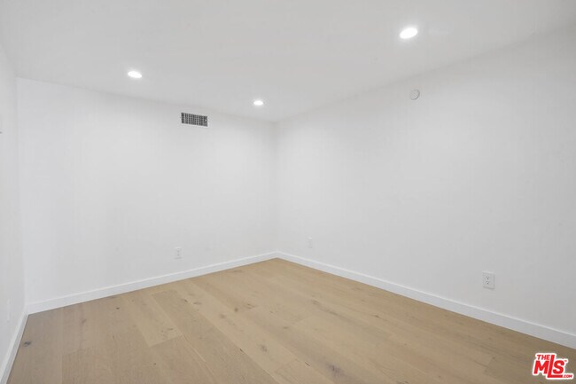 Building Photo - 1161 Stearns Dr