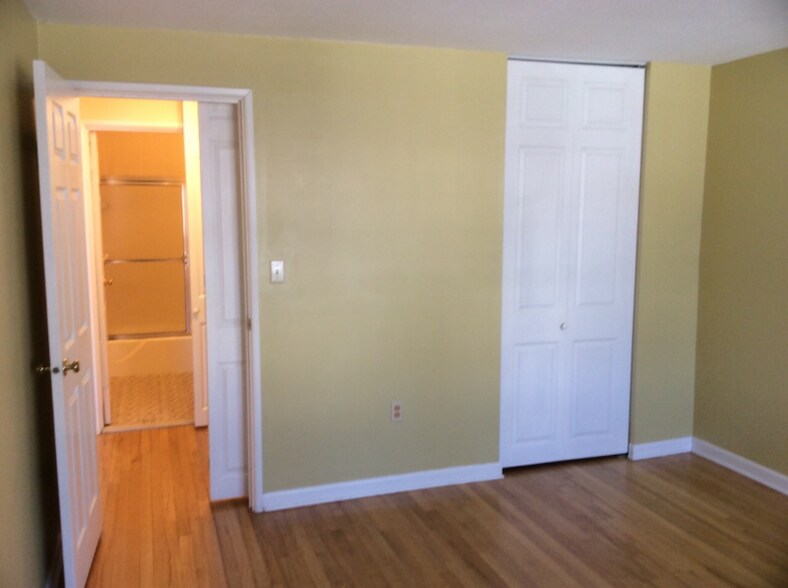 Building Photo - 104 Oakwood Ave