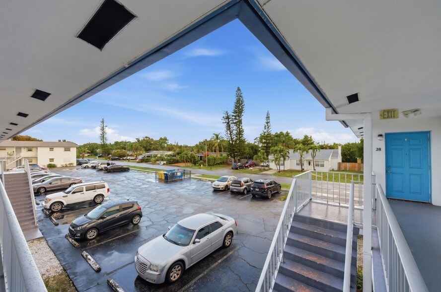 Building Photo - 410 W Palm St