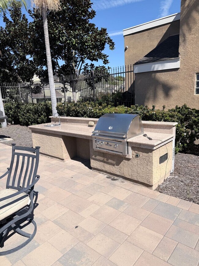 Building Photo - Exclusive Newport Terrace Condos - Trails to the Beach!