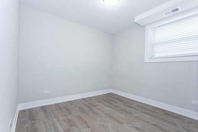 Building Photo - 923 Crain St