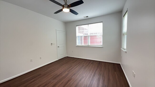 Building Photo - 662 Lacy Oak Dr