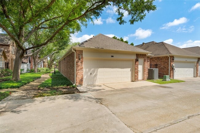 Building Photo - 6627 Queensclub Dr