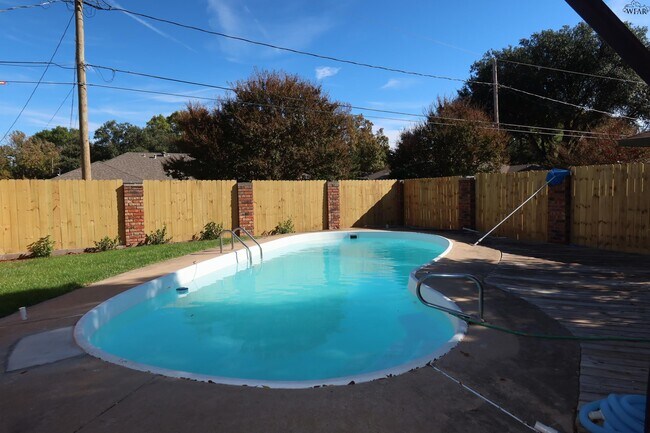 Building Photo - 4819 Royal Oak St