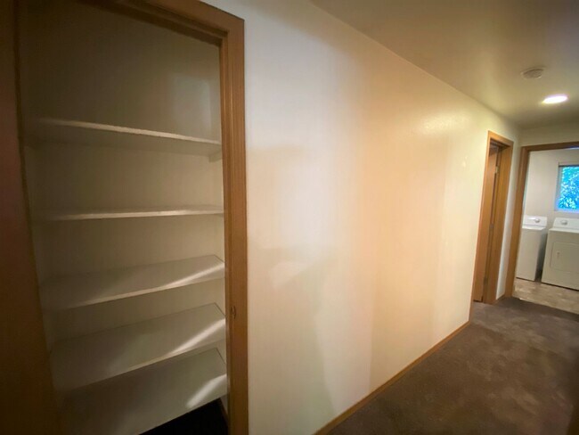 Building Photo - 3 Bed, 2 Bath 1 block from CWU