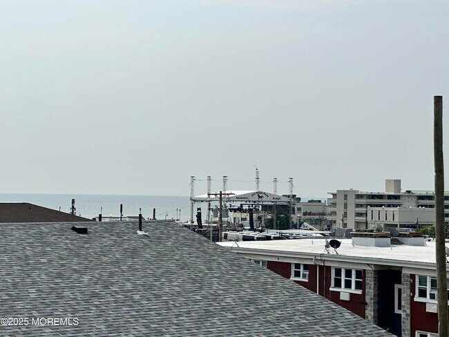 Building Photo - 218 3rd Ave