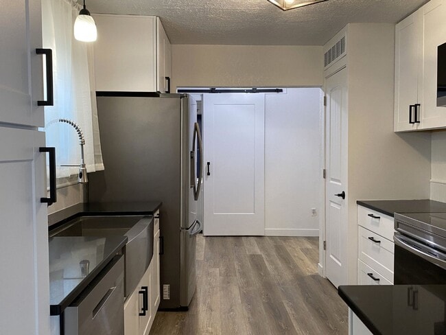 Building Photo - Remodeled Cottage