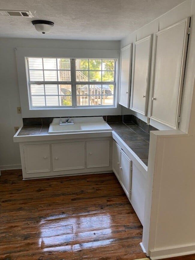 Building Photo - Renovated 1 Bedroom 1 Bath Unit for Rent!