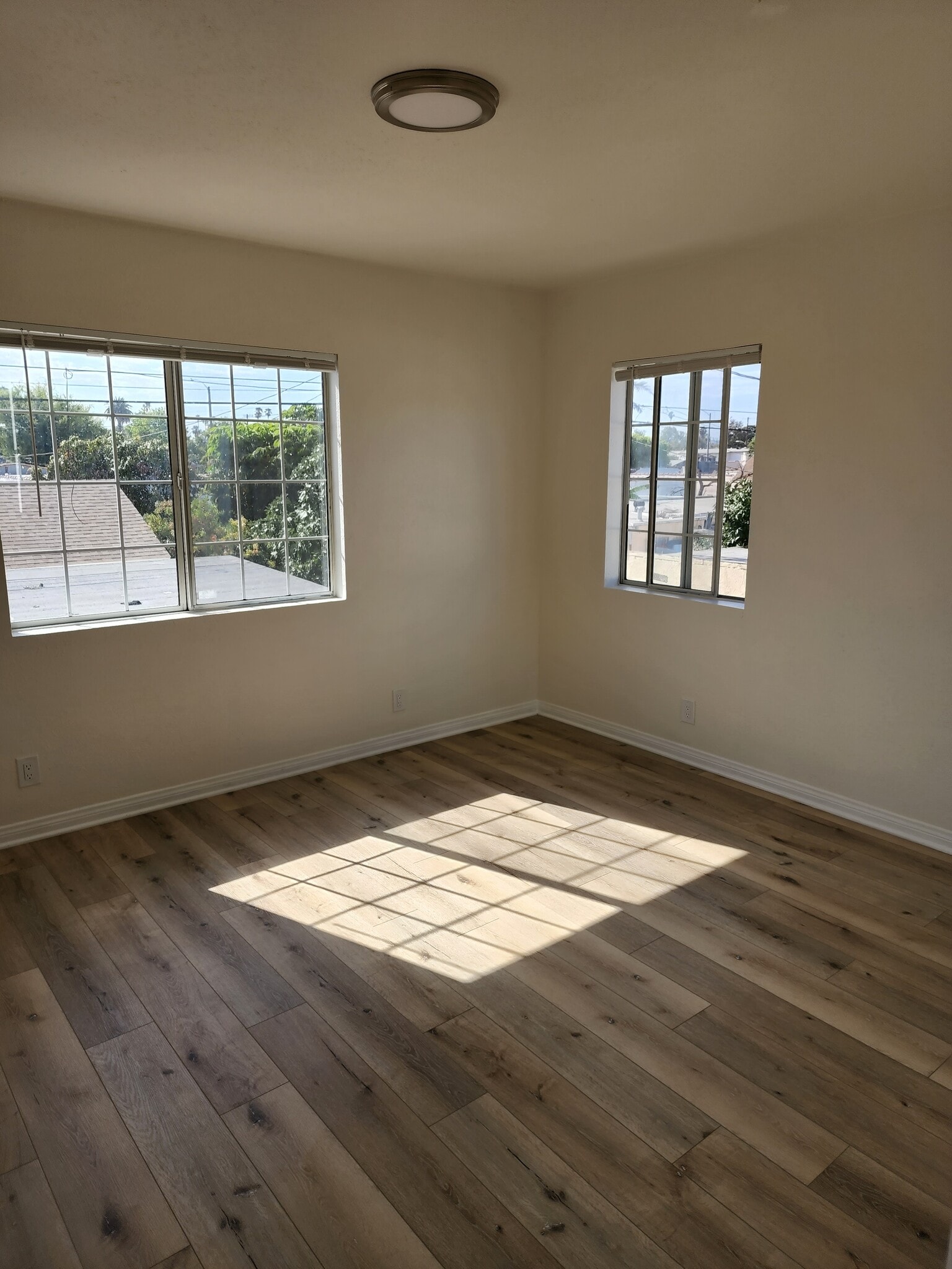 Building Photo - 2134 S Cloverdale Ave