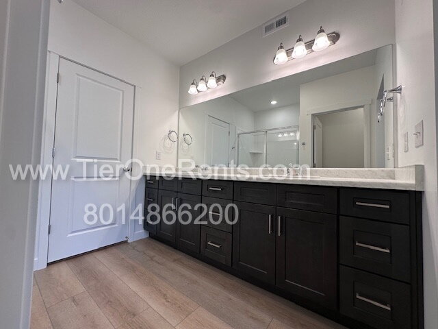 Building Photo - Move-in special:  First month's rent free!