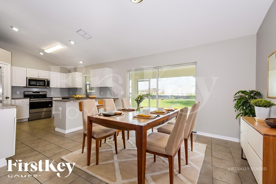 Building Photo - 817 NE 9th St