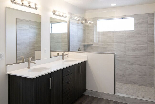 Building Photo - Spacious 4-Bed Home in Sage Canyon