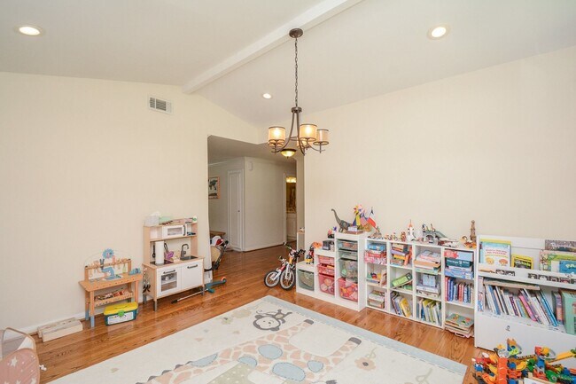 Building Photo - 9906 Cedardale Dr