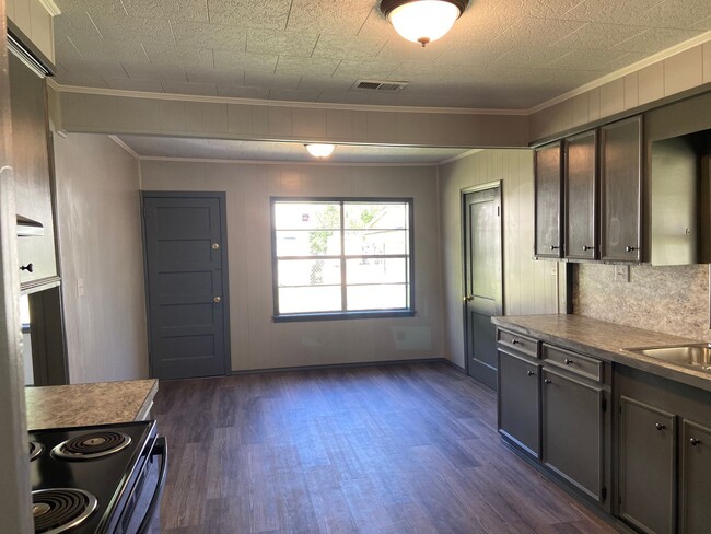 Building Photo - Remodeled Unit Available Now!